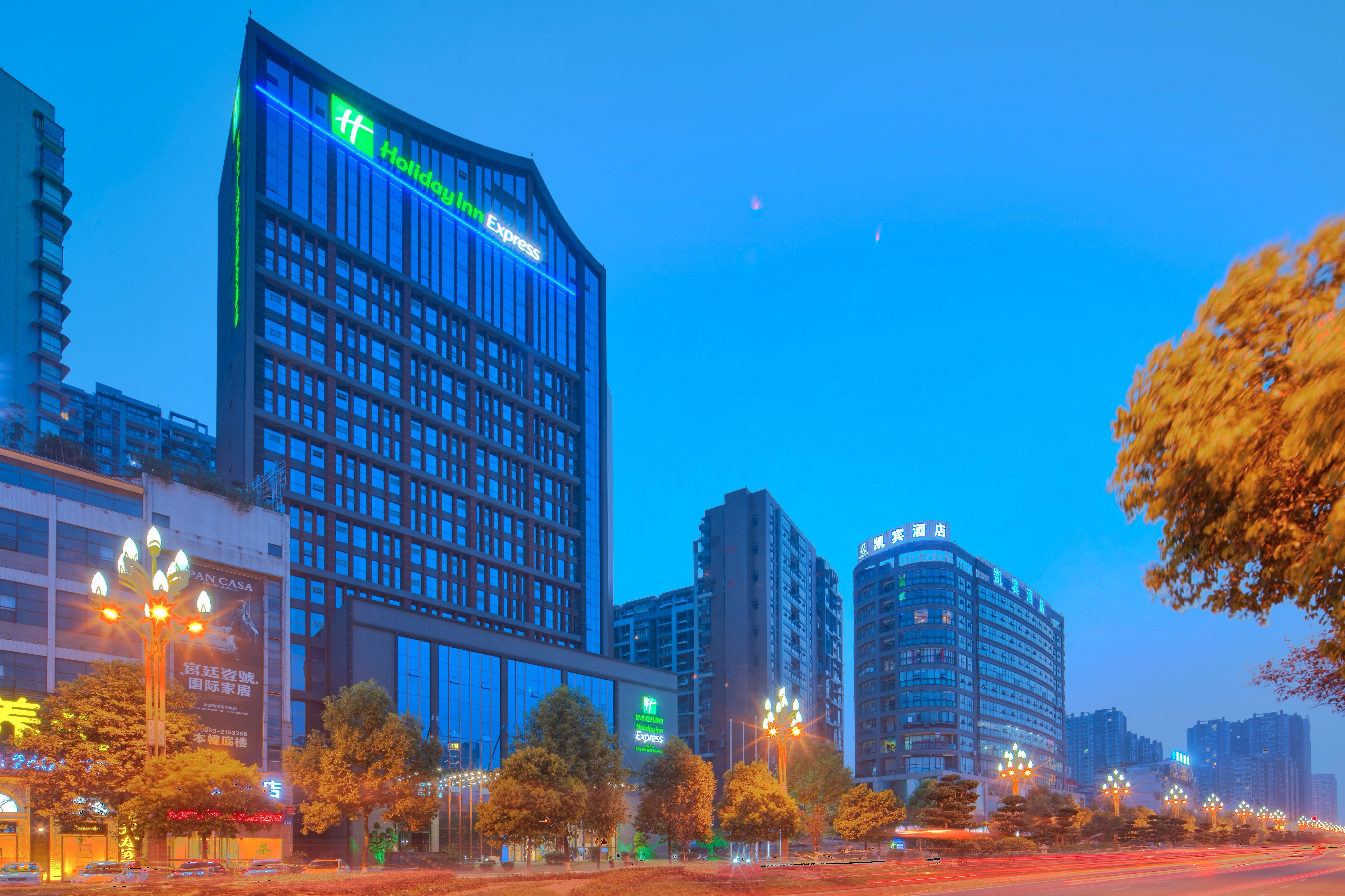 Holiday Inn Express Leshan City Square By Ihg High Speed Rail And Leshan Giant Buddha Zewnętrze zdjęcie
