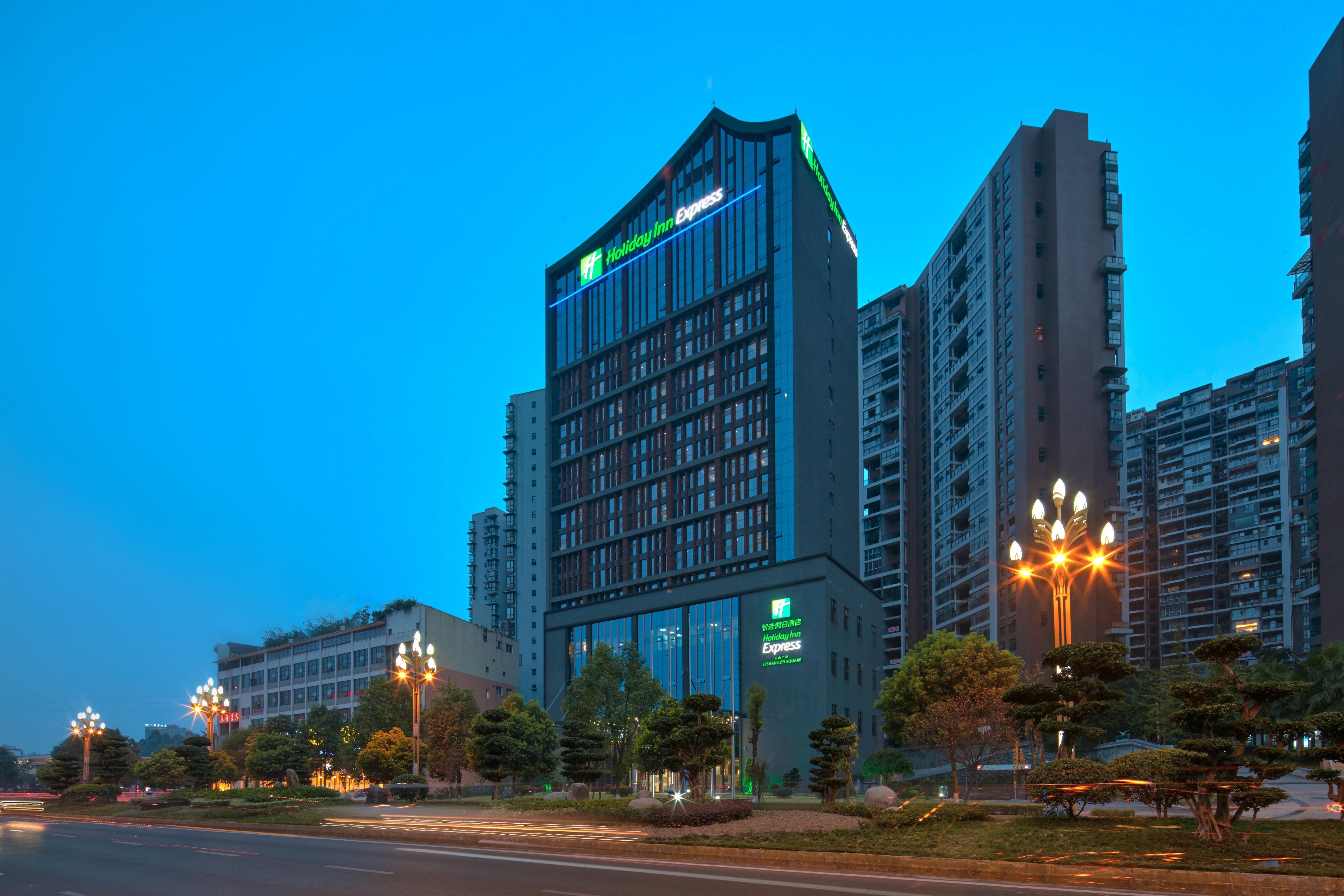 Holiday Inn Express Leshan City Square By Ihg High Speed Rail And Leshan Giant Buddha Zewnętrze zdjęcie